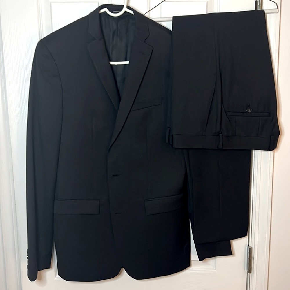 Bar III extra slim fit suit. Comes with jacket and pants. Only worn twice.